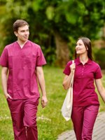 VRK Pflegekräfte –Zwei Pflegekräfte laufen auf einem Weg