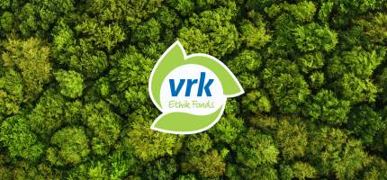VRK Ethik Fonds Logo auf einer Luftaufnahme eines grünen Laubwalds.