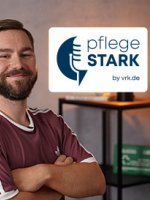 Dominik Stark neben dem Podcast Logo pflege STARK