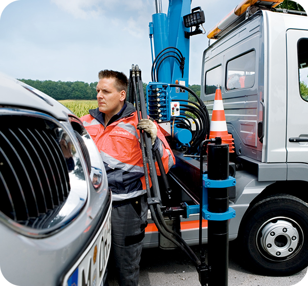 VRK – Abschlepper hat ein Auto am Haken.