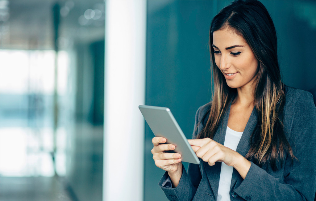 Frau im Büro mit Tablet