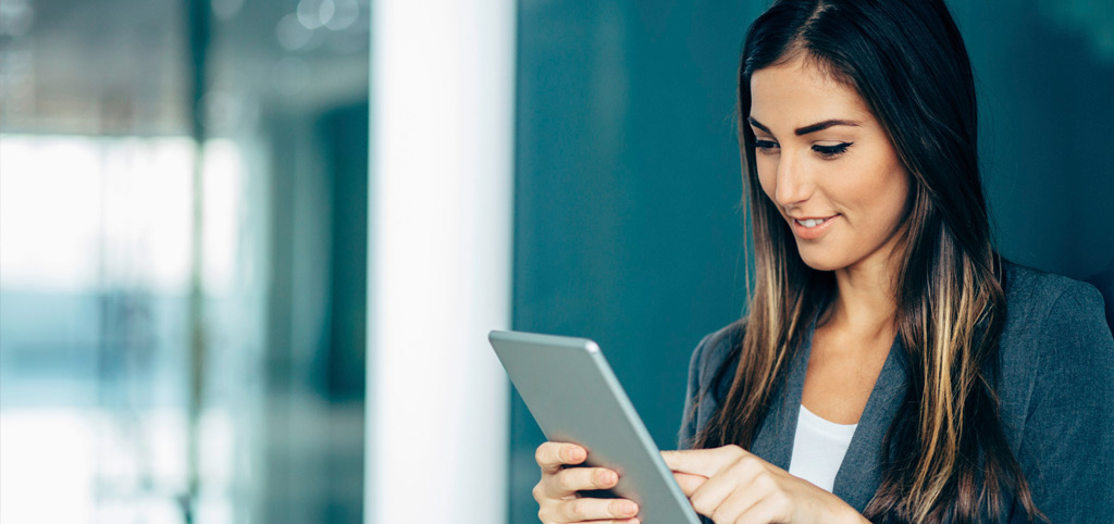 Frau im Büro mit Tablet