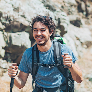 Ein junger Mann wandert mit einem Rucksack.